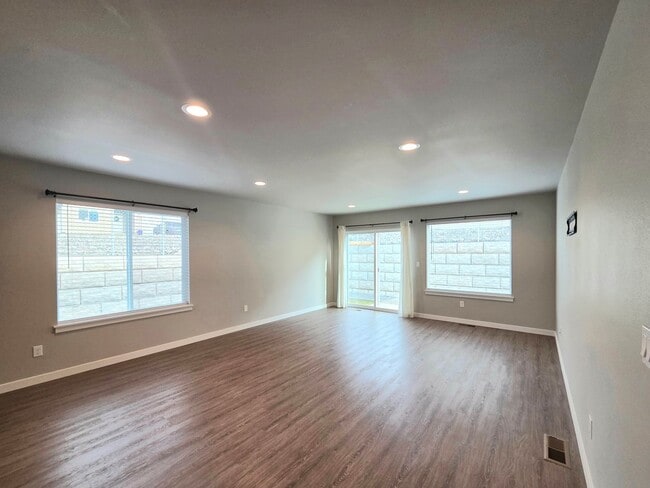 Building Photo - Modern 3 Bed / 2 Bath Rambler | Fully Fenced Yard + 2-Car Garage | Newer Neighborhood