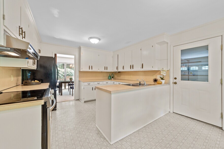 Kitchen - 2117 N Lakeshore Dr