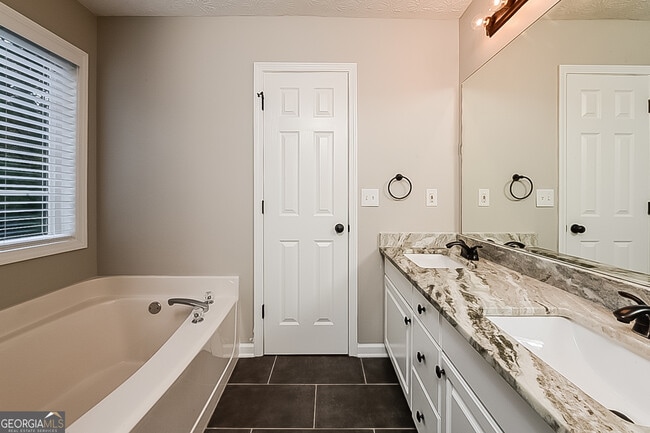 Building Photo - 60 Berkshire Run