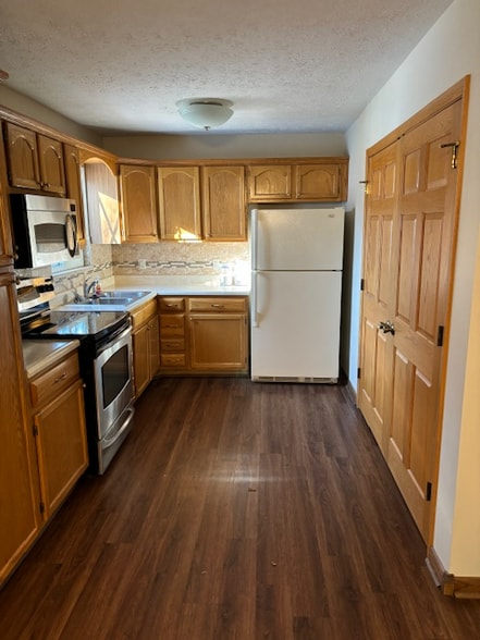 Building Photo - 1703 Oakhill Rd