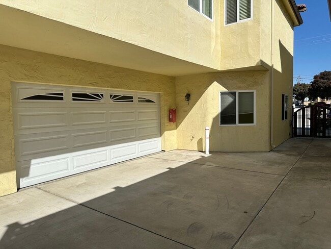 Building Photo - MAIN ST