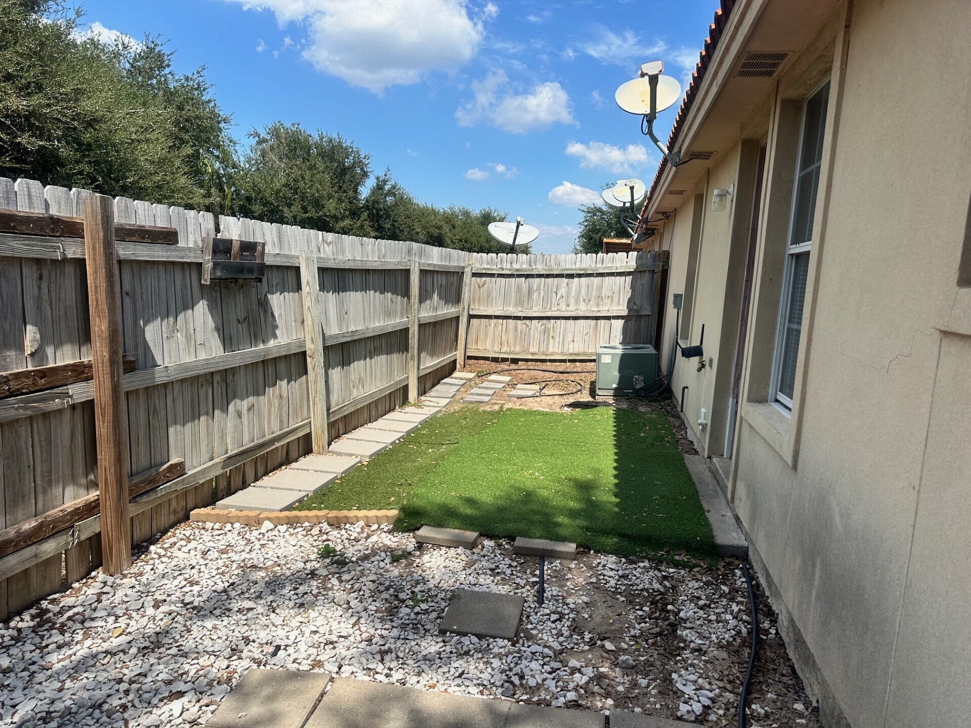 Building Photo - 2512 Redbud Ave