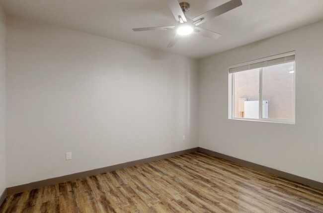 Building Photo - 1720 E Edison St
