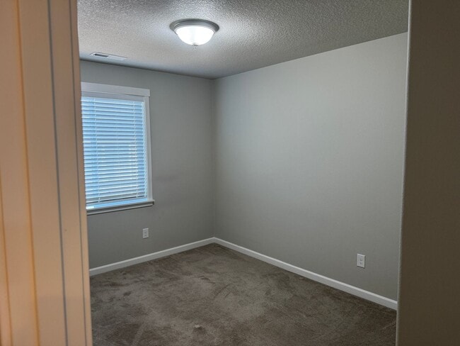 Building Photo - Amazing 3 bedroom home