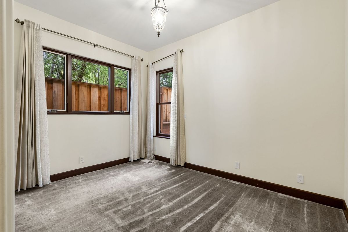 Building Photo - 512 Lakeview Way