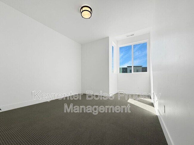 Building Photo - 450 E Presidio Ln