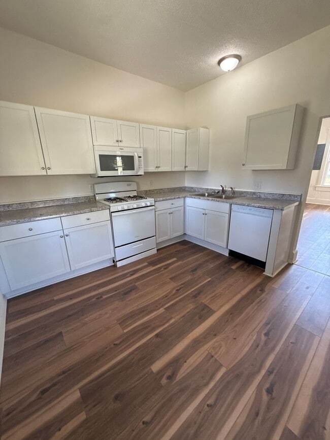 Building Photo - 3 bedroom/2 bath house