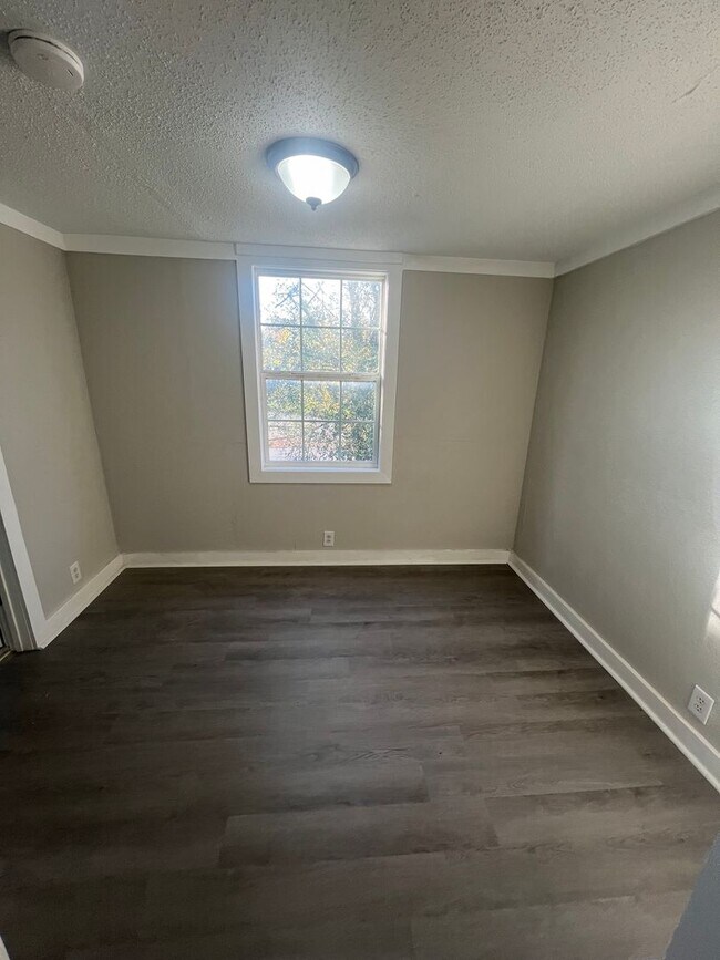 Building Photo - Newly renovated units and common areas!