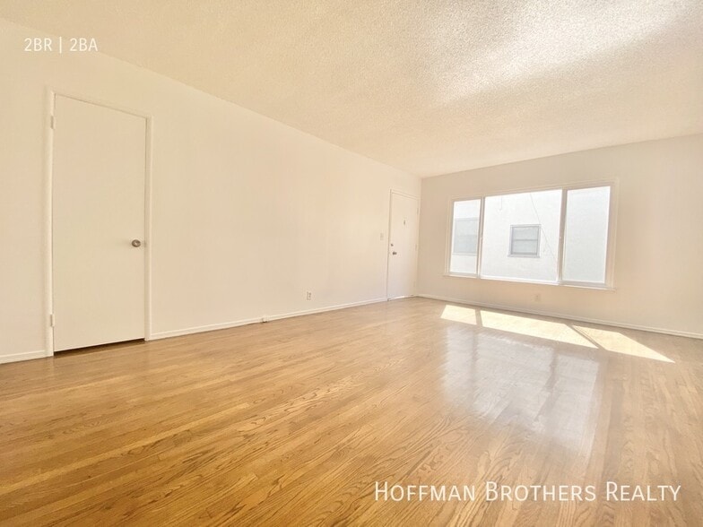 Building Photo - 1162 N Orange Grove Ave