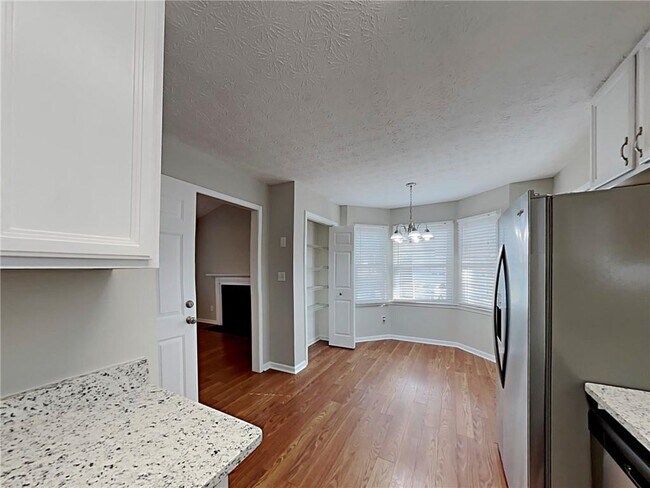 Building Photo - 383 Robin Hood Dr