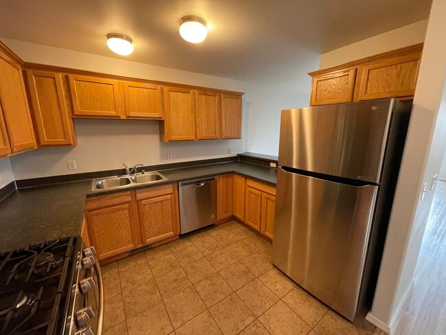 Building Photo - Amazing 3 Bedroom Condo with Garage and Vi...