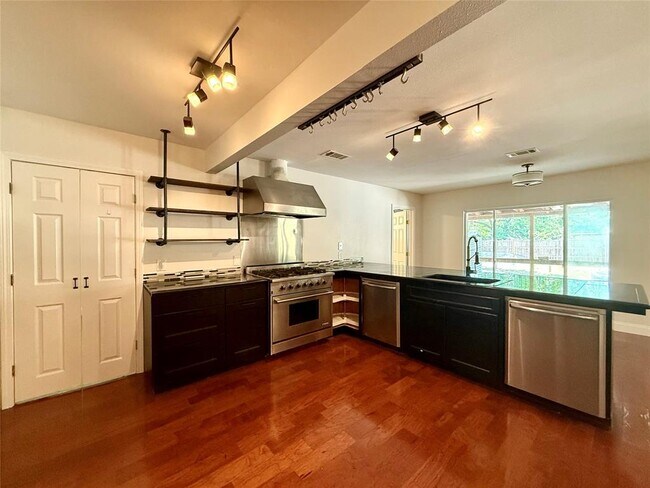 Building Photo - 2607 Princeton Dr