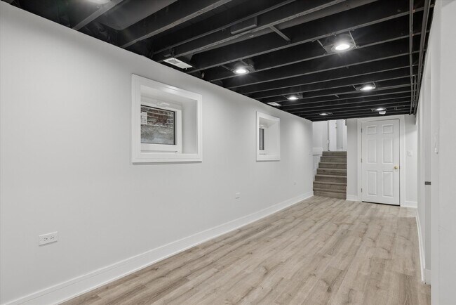 Building Photo - 4044 W Kamerling Ave