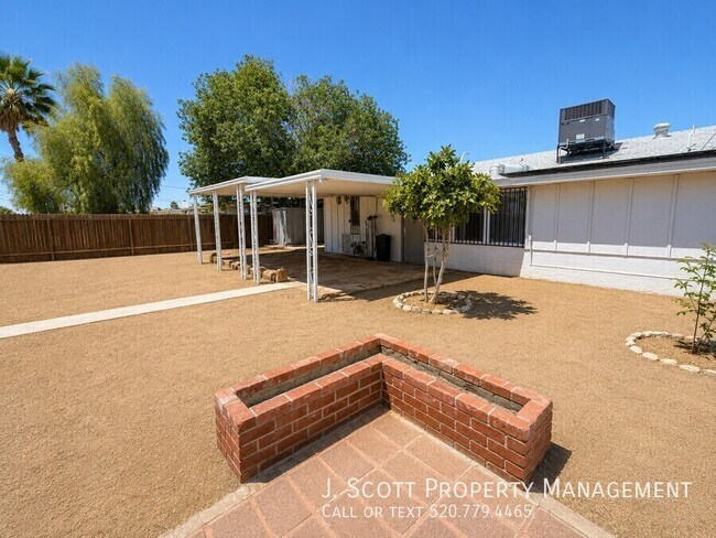 Building Photo - 2801 W Glenrosa Ave