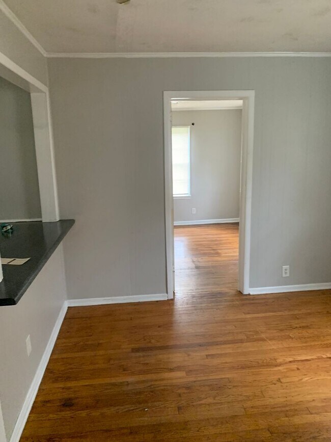 Building Photo - COMING SOON 3 Bed 1 bath