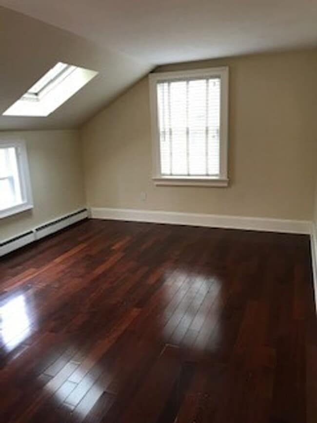 Building Photo - Modern 2Br / 2Ba Cape Style Home in Quiet ...