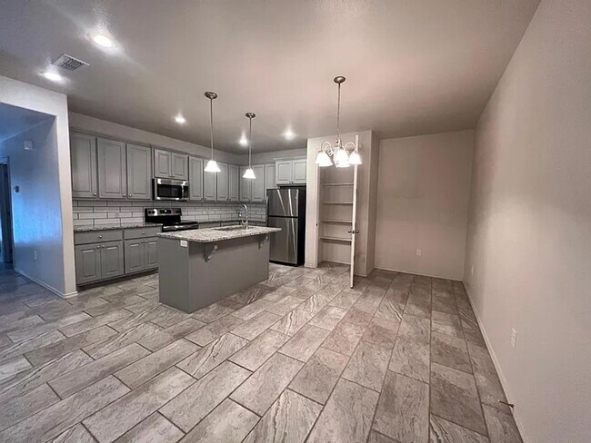 Building Photo - Beautiful 2 bed/2 bath/2 car garage Townhome!