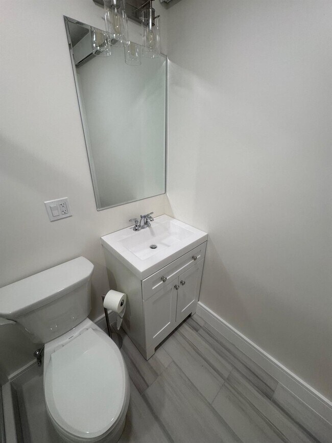 Building Photo - 13 Bristol St