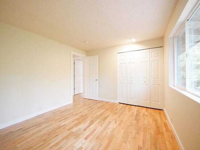 Building Photo - 3 Bed and 3 Bath Plus Office Private Singl...