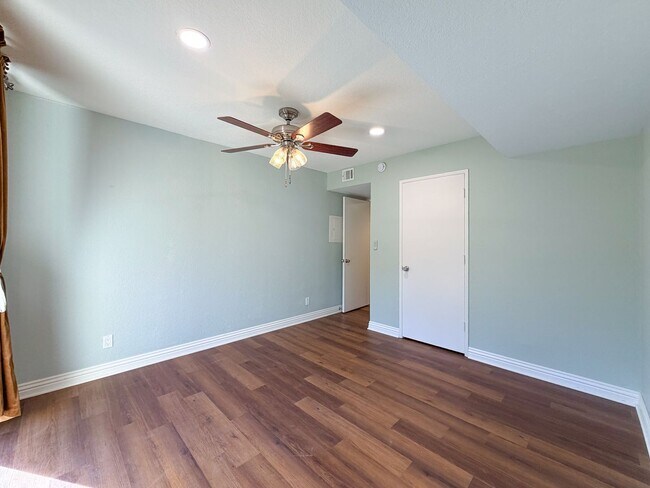 Building Photo - 2262 Martinique Ln