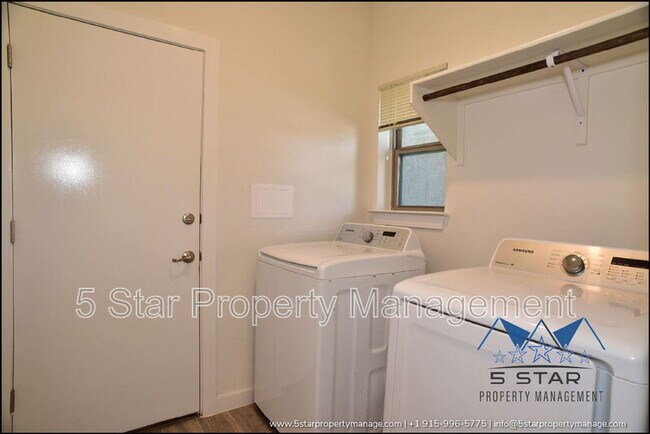 Building Photo - 3545 Essence St
