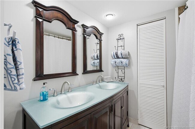 Building Photo - 5982 SE Riverboat Dr