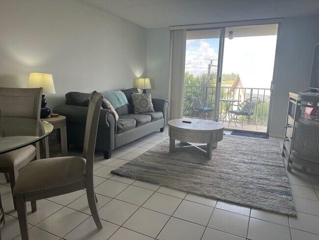 Building Photo - 1009 N Ocean Blvd