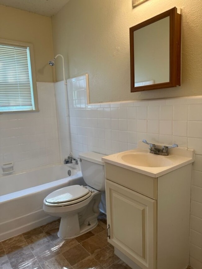 Building Photo - Charming 2 Bedroom. 1 Full Bath Home in We...