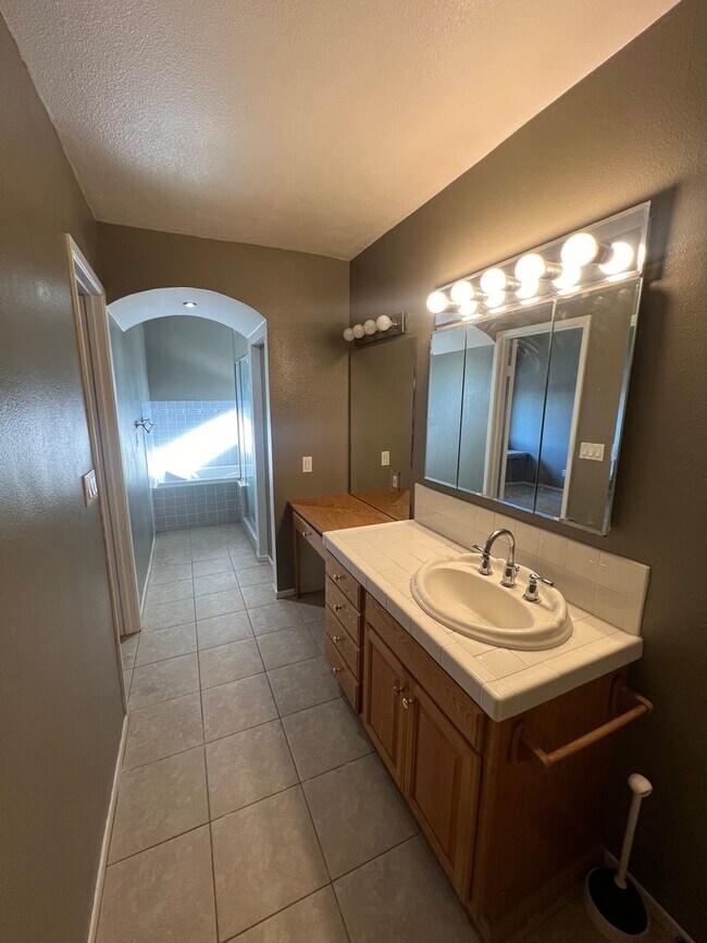 Building Photo - Stunning 4 Bedroom, 3 Bath Tierrasanta Hom...