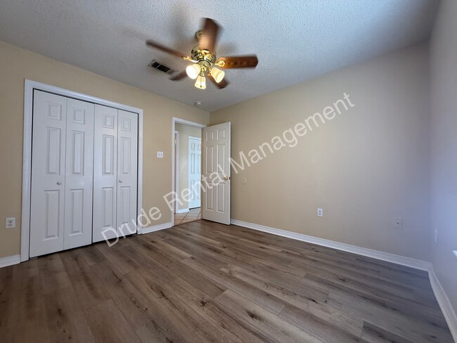Building Photo - Comfort Meets Convenience