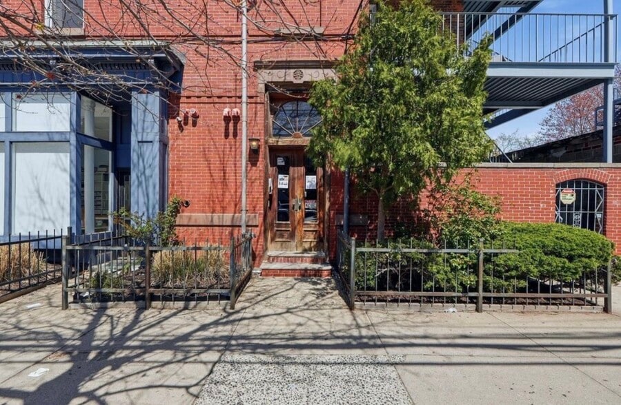 Building Entrance - 278 Monmouth St