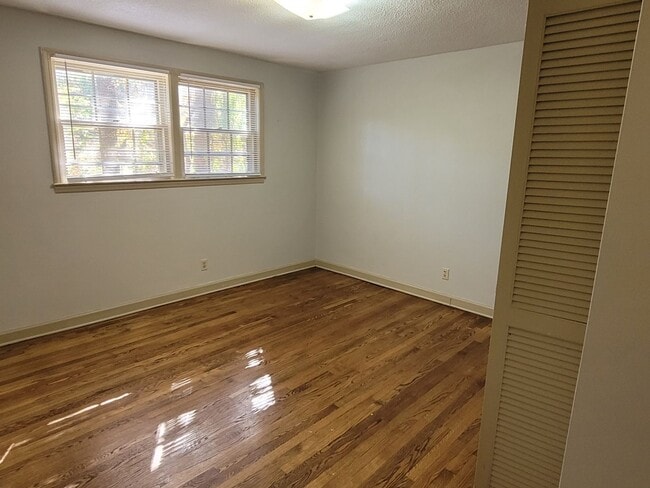 Building Photo - 6420 Cloverdale Dr