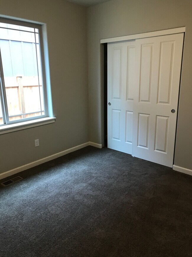 Building Photo - Single Level Home In NW Redmond Oregon