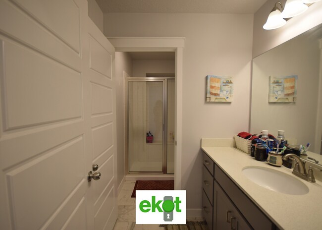 Building Photo - Spacious Townhome Near Shopping! 3 BD 2.5 BTH