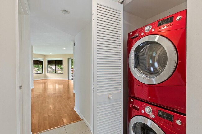 Building Photo - 5040 Rose Hill Dr