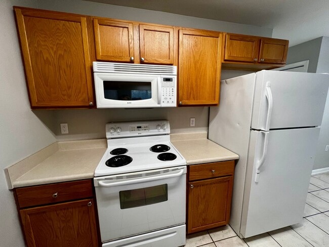 Building Photo - Gorgeous 3 BD 3 BA Townhome Located in Chase's Run!