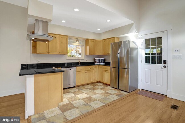 Building Photo - 6120 Beachway Dr