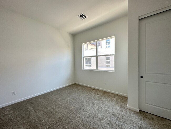 Building Photo - 3341 Esker Rdg Ave