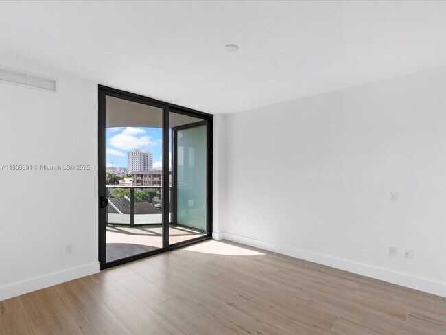 Building Photo - 9901 W Bay Harbor Dr