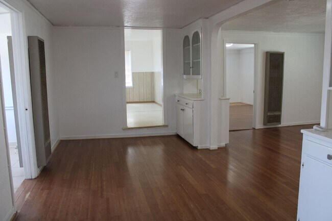 Building Photo - Three Bedroom, One Bathroom Single Family Home in Isleton.