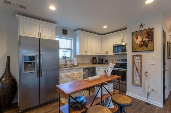 Building Photo - 7621 Maple Pl