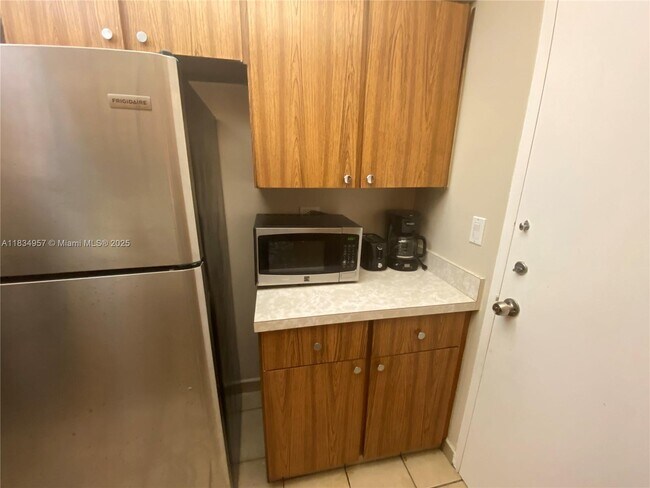 Building Photo - 1408 Brickell Bay Dr