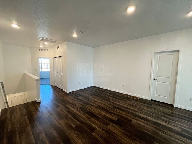 Building Photo - 811 E 98th-505