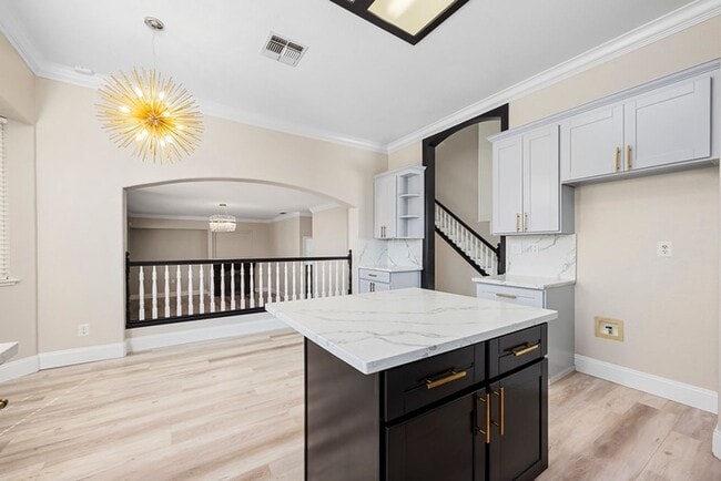 Building Photo - For rent: spacious and updated 5-bedroom, ...