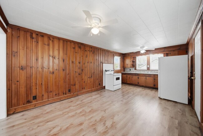 Building Photo - Charming 2BR Ranch with Spacious Yard & Ample Parking