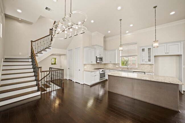 Building Photo - 2003 Covent Garden Station