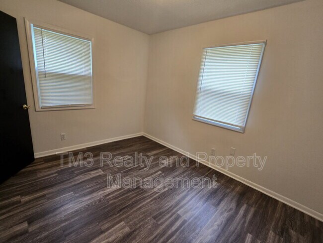 Building Photo - 811 W Sheridan St