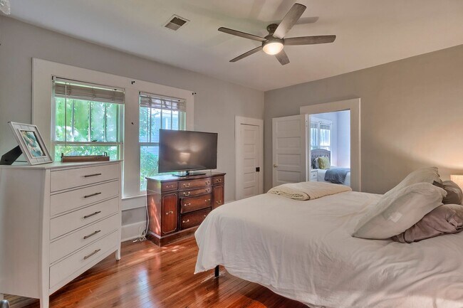 Building Photo - Adorable Bungalow in Highly Sought-After C...
