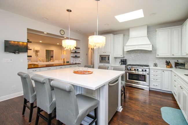 Building Photo - **STUNNING POOL HOME**4BEDS / 4.5BATHS**AQ...