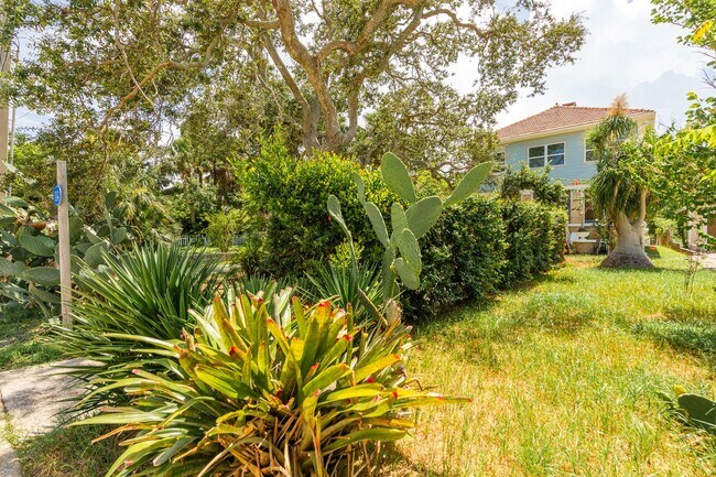 Building Photo - Charming 3 Bedroom, 2 Bathroom Two-Story H...